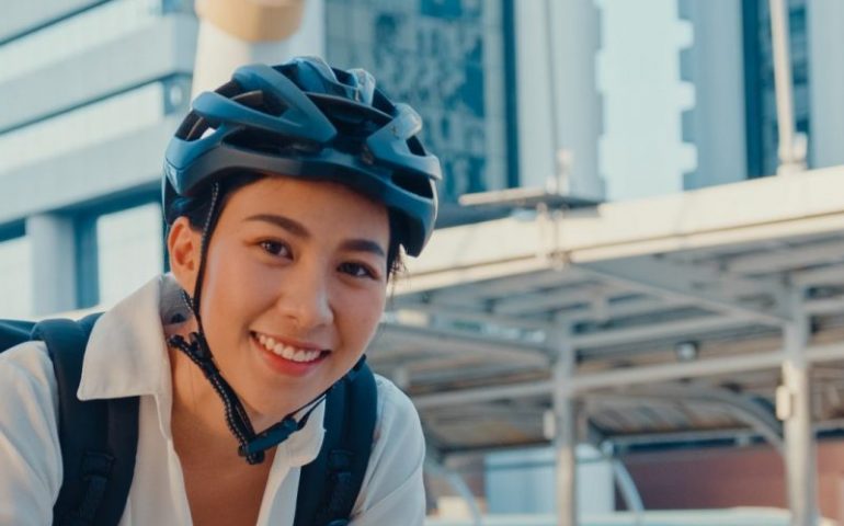 junge Frau auf Fahrrad in der Stadt