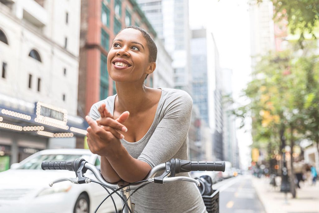 Eine Frau in der Stadt auf dem Fahrrad