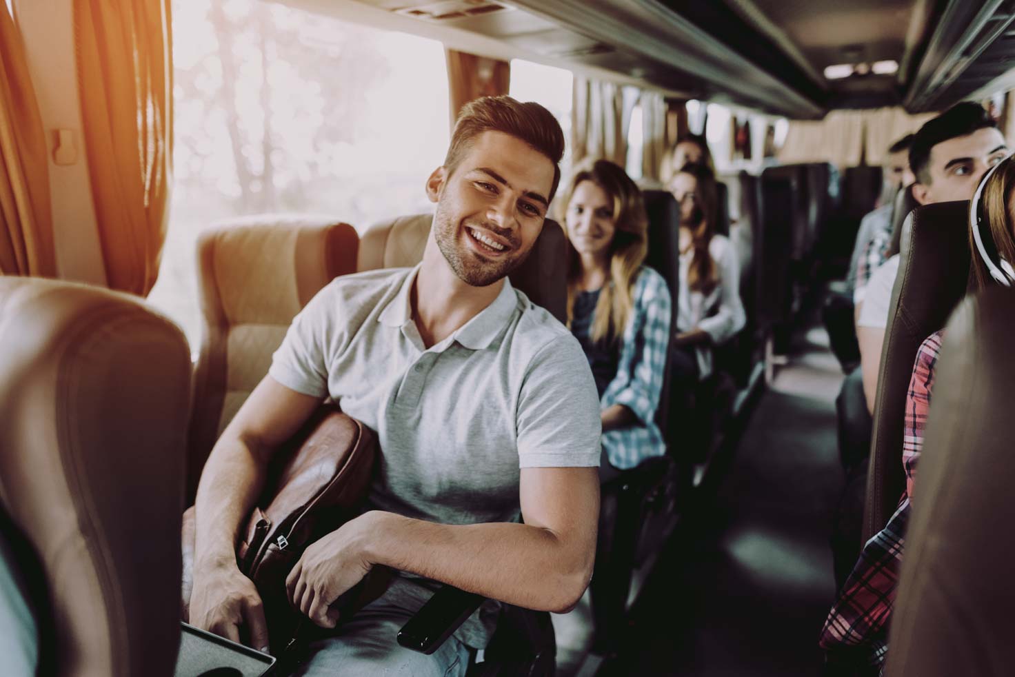 Junger Mann sitzt in einem Reisebus