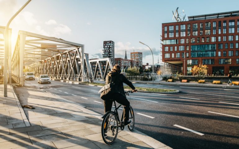 Fahrradfahrer am Rand einer Straße in der Innenstadt von Hamburg