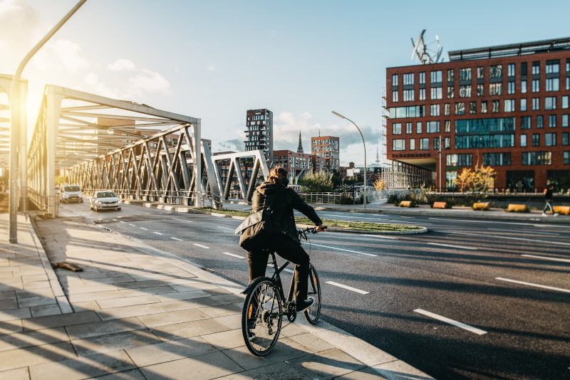 Fahrradfahrer am Rand einer Straße in der Innenstadt von Hamburg