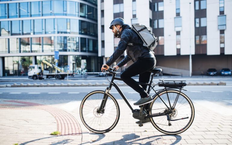 Mann auf dem Fahrrad auf dem Weg zur Arbeit