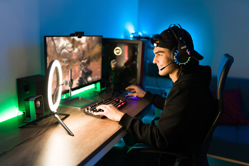 Junger Mann sitzt vor einem Gaming-Setup
