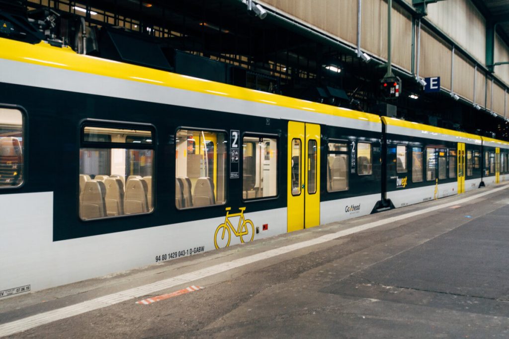 Gelbe Straßenbahn hält am Gleis