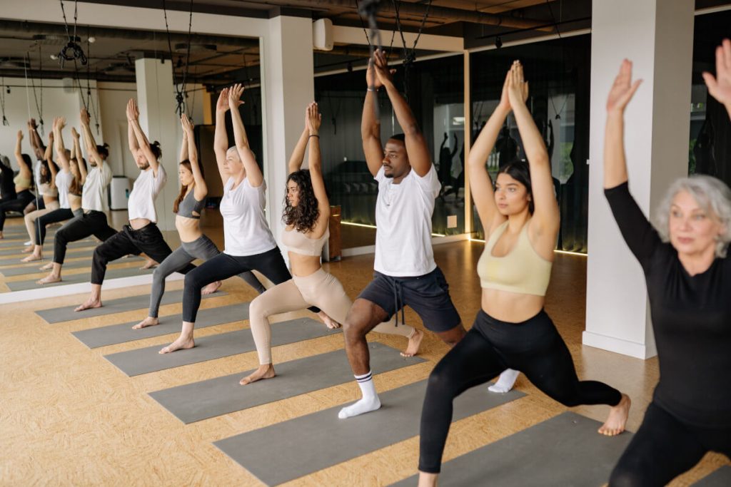 Eine Gruppe diverser Menschen beim Yoga