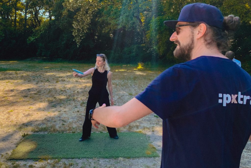 Peter und Josi beim Disc Golf spielen im Park
