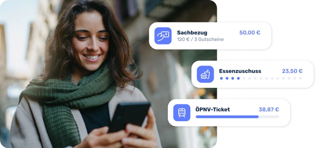 Frau lächelt und schaut aufs Telefon - Mitarbeiterzufriedenheit