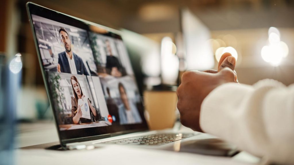 Ansicht eines Online-Meetings mit verschränkten Händen