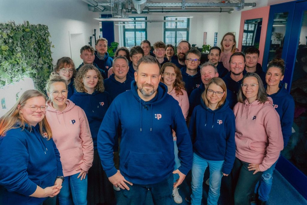 Ein Teamfoto der pxtra GmbH mit dem Geschäftsführer Mark Bosold im Vordergrund