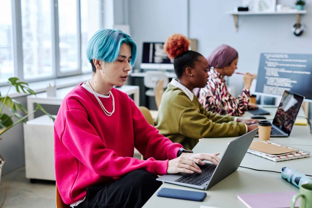 Gen Z arbeiten konzentriert an einem Laptop