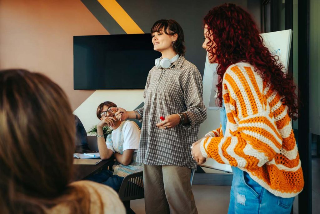 Gen Z stehen in einem bunten Meetingsraum