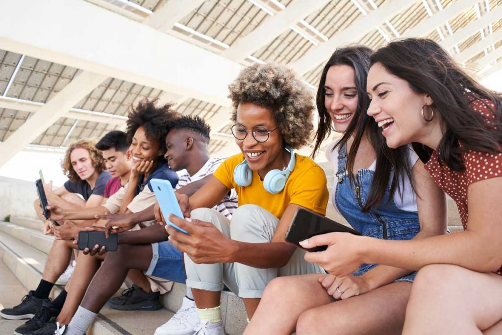 Gen Z schaut gespannt auf ihre Smartphones
