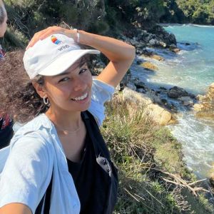 Team-Mitglied Jamin im Urlaub vor einem Fluß