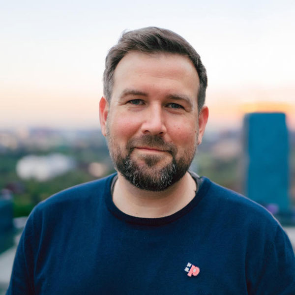 CEO und Founder von :pxtra lächelt in die Kamera