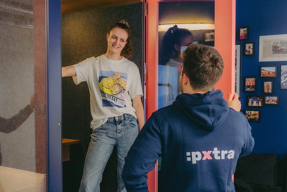 Mitarbeitende von :pxtra Anni und Tom im Gespräch