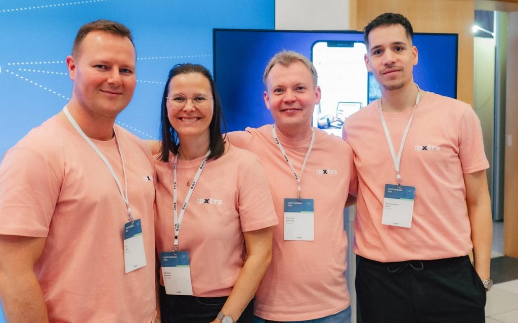 Das :pxtra Sales-Team auf einer Messe - Eric, Steffi, Christian und Toni