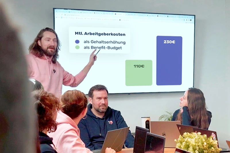 Peter erklärt eine Grafik, die zeigt, dass man durch Benefit Budget mehr Netto erhält, als durch eine Gehaltserhöhung.