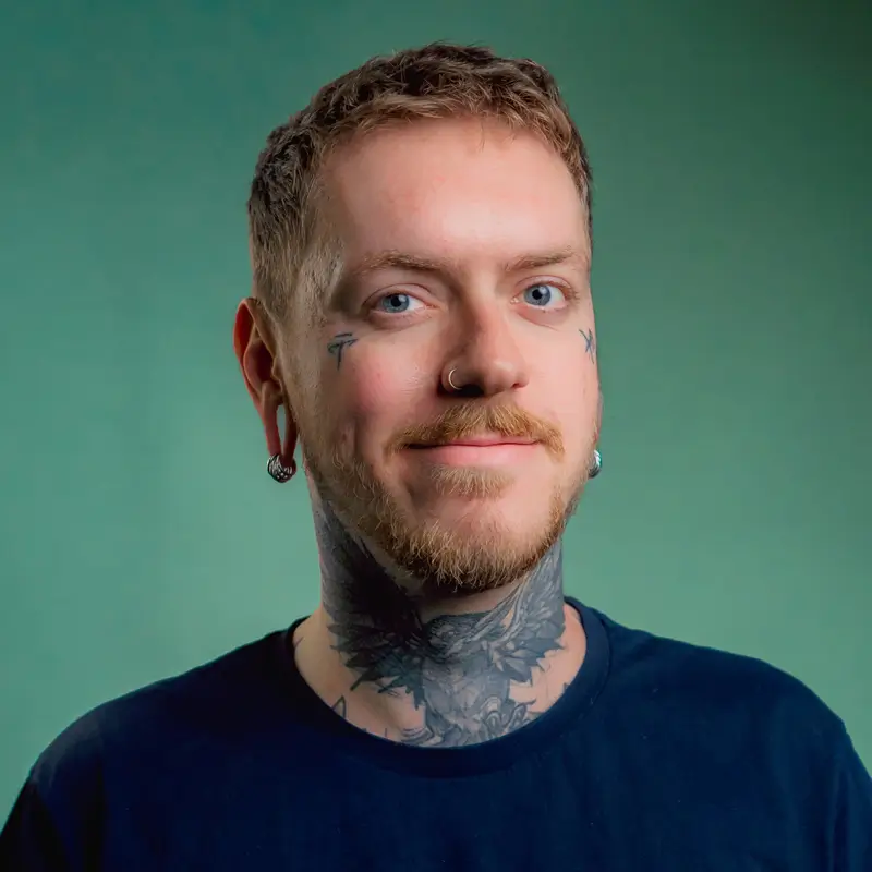 Head of Product von :pxtra - Daniel Dominizcak schaut lächelnd in die Kamera