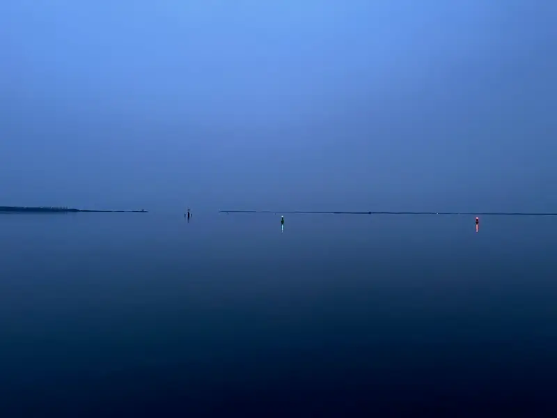 Ostsee bei Dämmerung - das Meer geht in den Himmel über durch Nebel und Dunkelheit