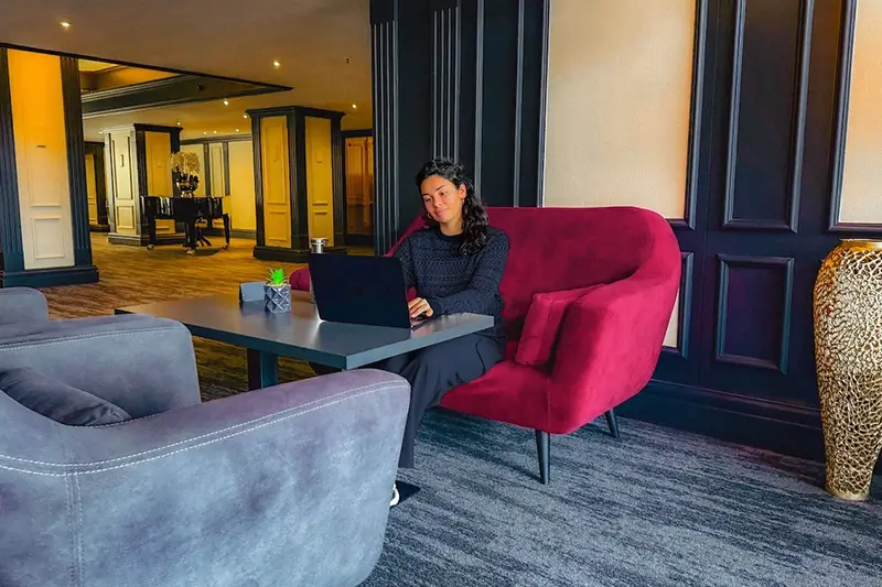 Jasmin von :pxtra sitzt im Hotel und arbeitet.